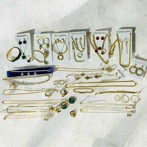 Elegant Gold and Green Jewelry Set 50 piezas